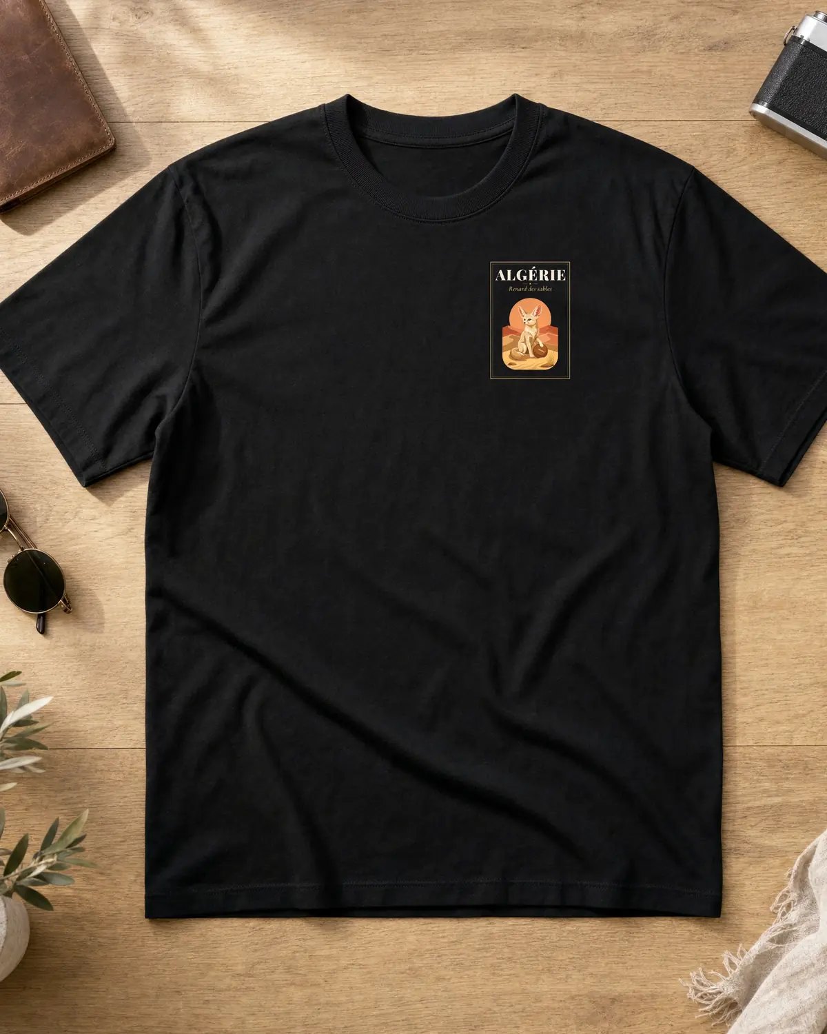 T-shirt noir, devant : petite affiche ALGÉRIE au fennec sur le cœur
