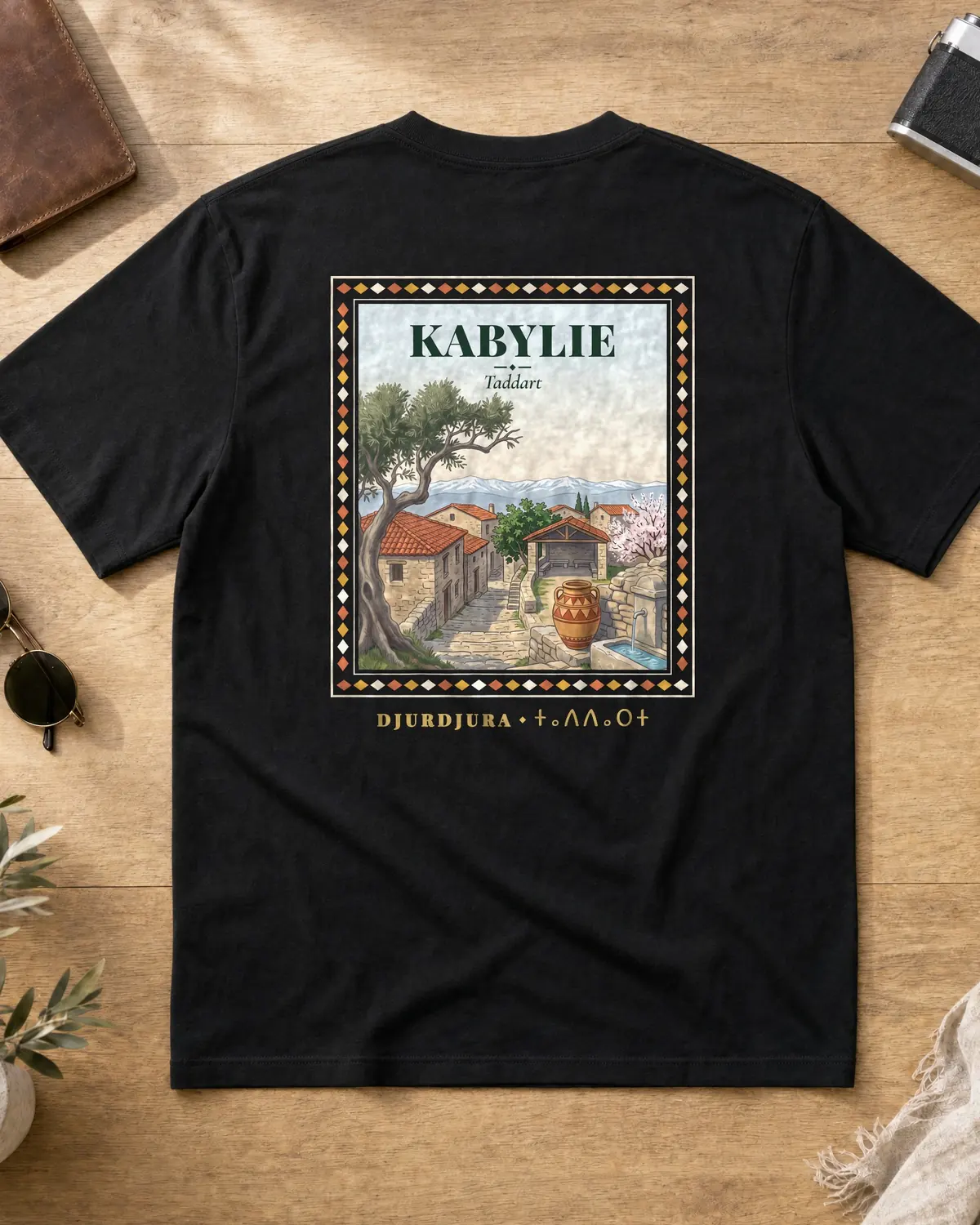 T-shirt noir, dos : affiche d'un village kabyle, olivier et jarre peinte