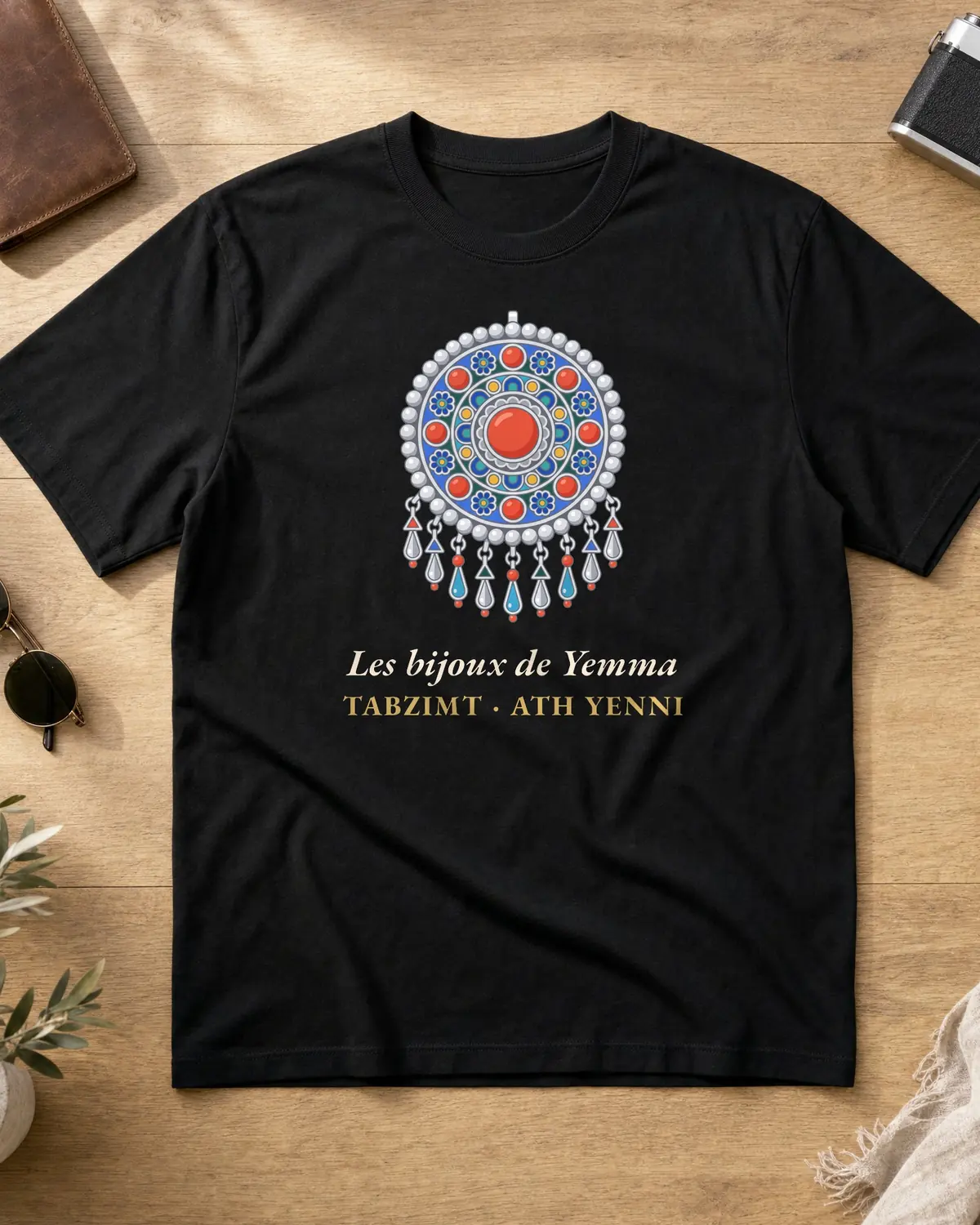Black t-shirt front with a drawn Kabyle tabzimt brooch and Les bijoux de Yemma